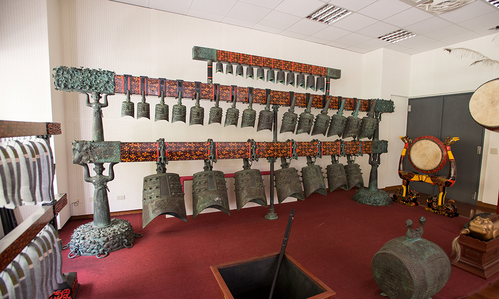 Chimes and bass drums in Bianzhong classroom.