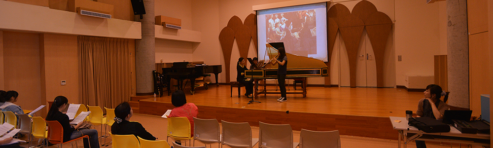學生在舞臺上表演鋼琴的照片